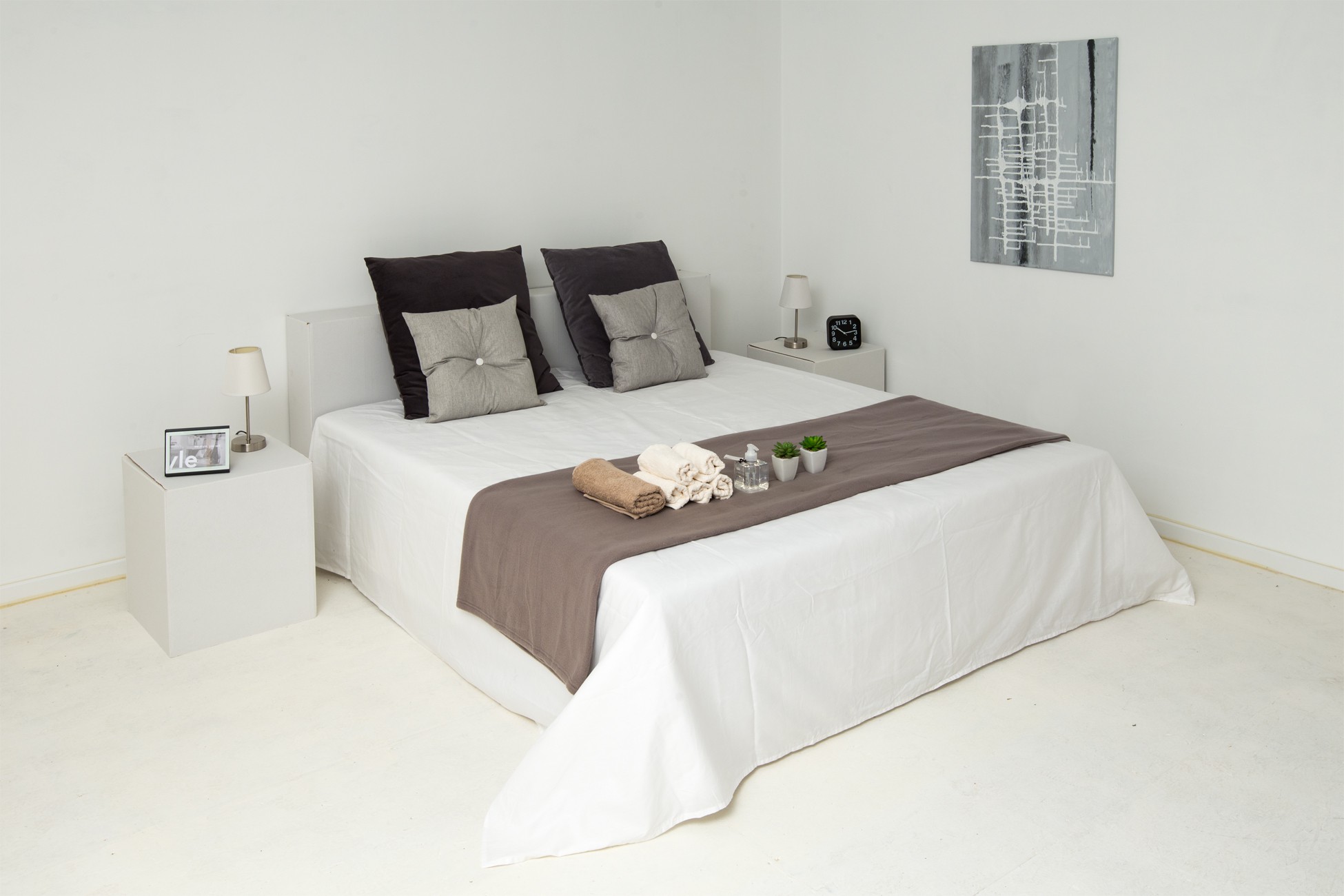 conjunto vivienda entera de cartón con paquete decoración para home staging