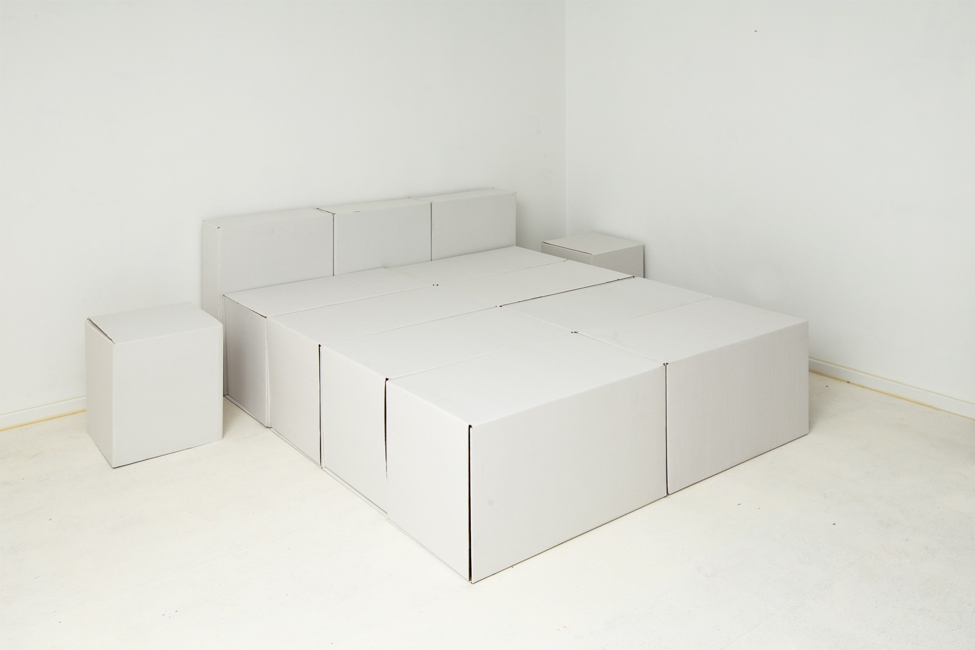 cama de matrimonio falsa de cartón para Home Staging