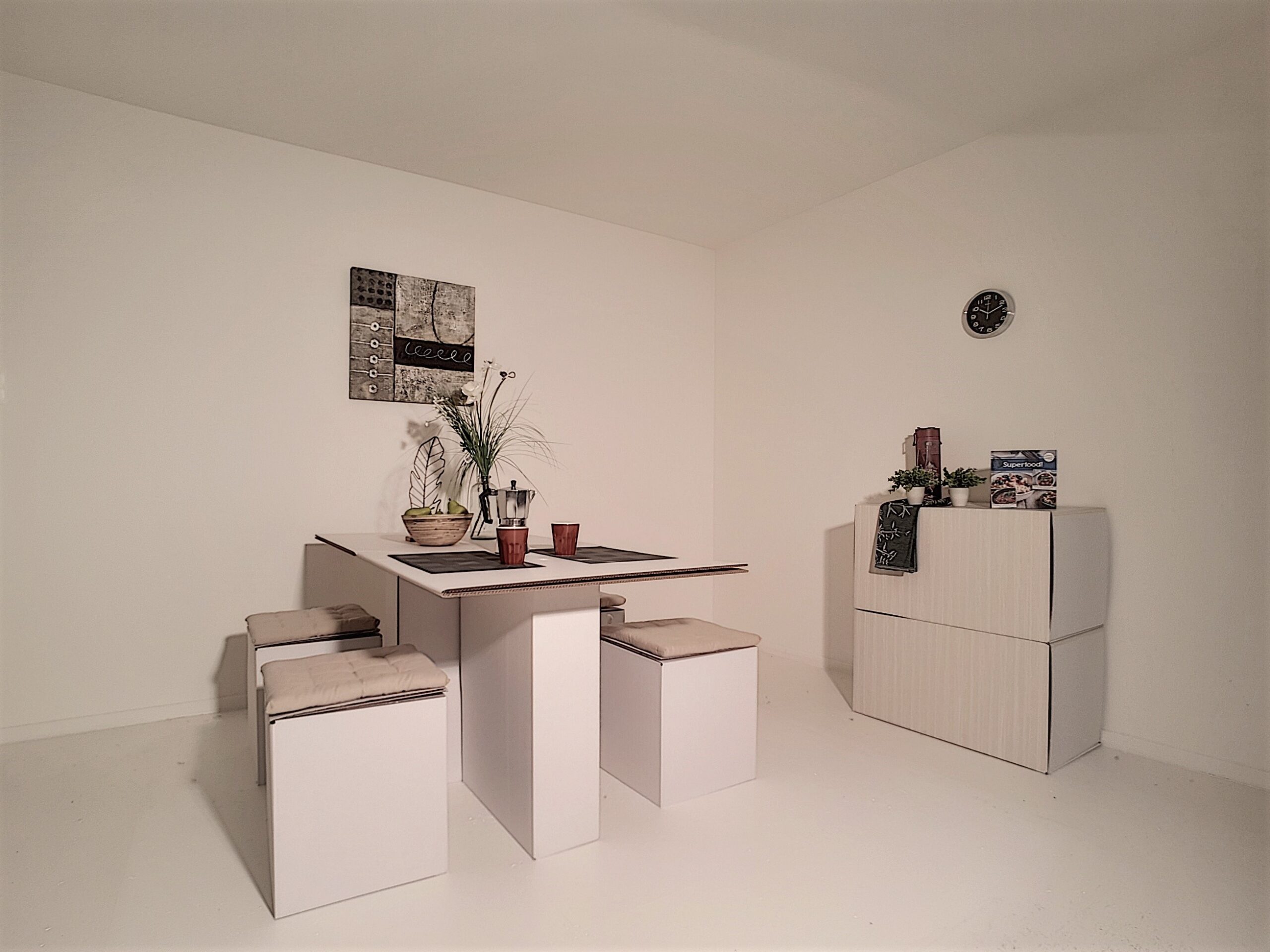 conjunto vivienda entera de cartón con paquete decoración para home staging