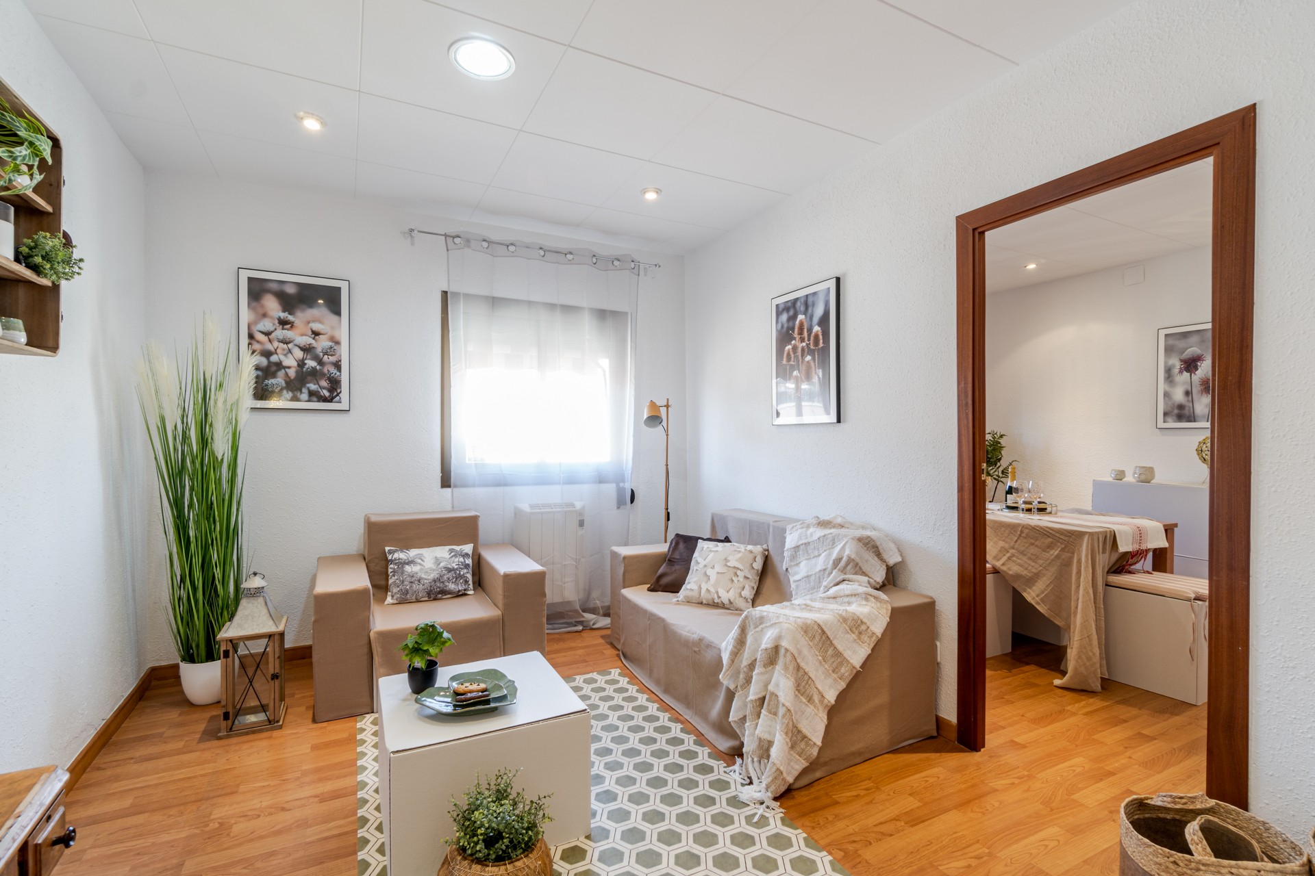 sofá de 3 plazas de cartón para decorar salón para home staging