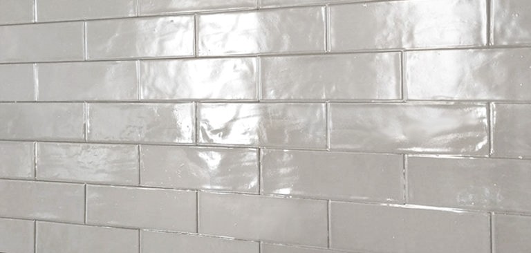 revestimiento hiperrealista para pared tipo baldosas metro color blanco para home staging