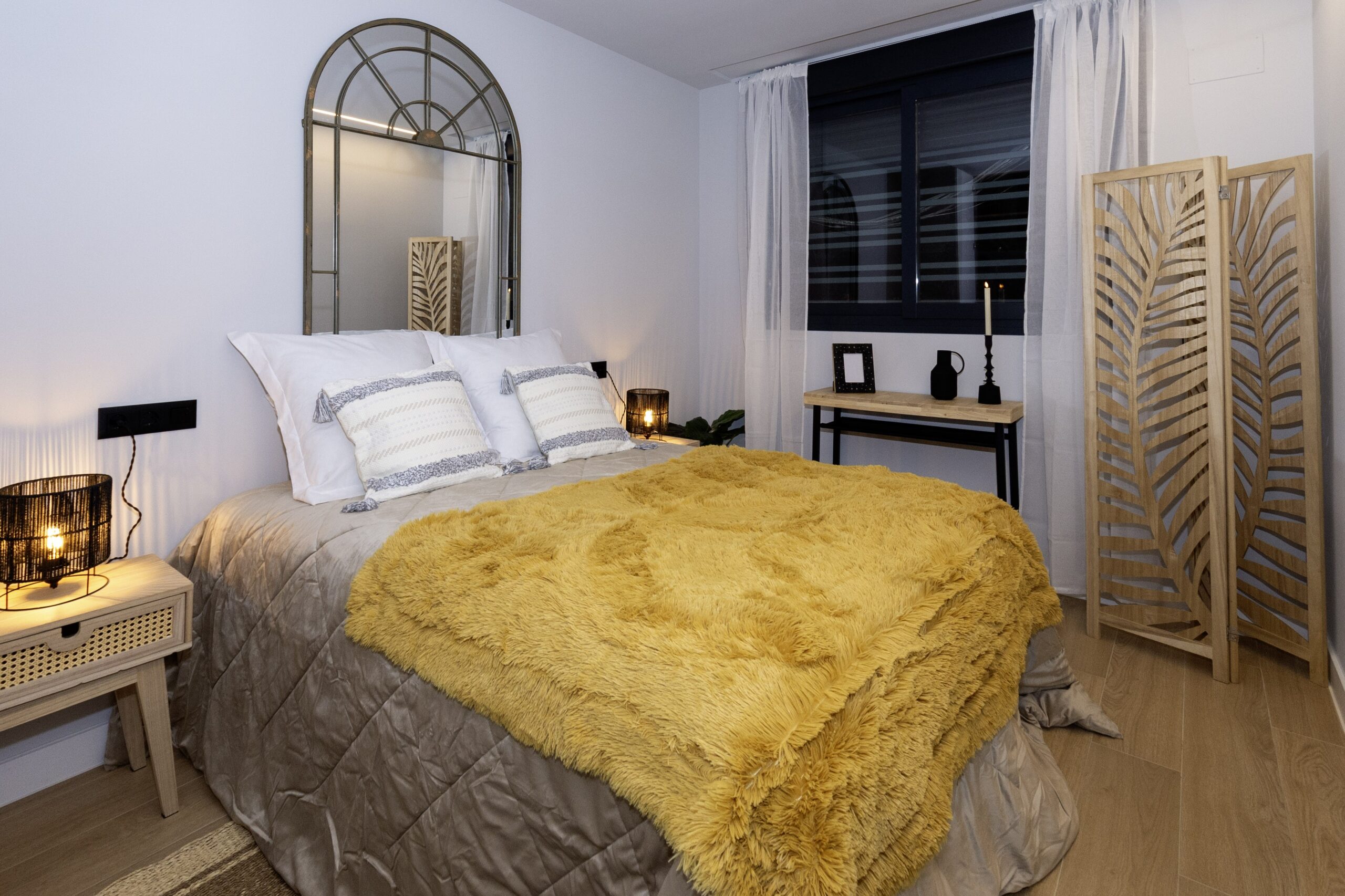 Cama doble con mesitas de noche y cabezal – Bild 3