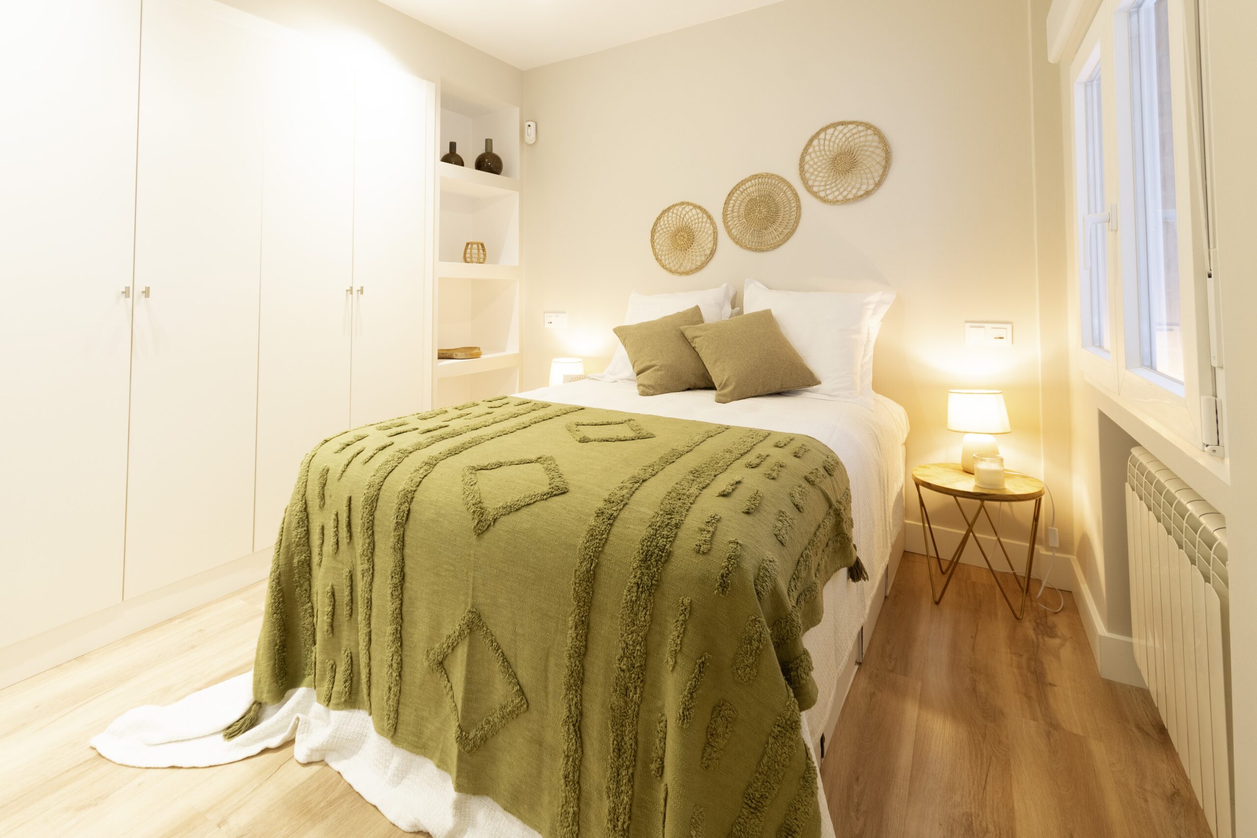 Cama doble con mesitas de noche y cabezal – Bild 4