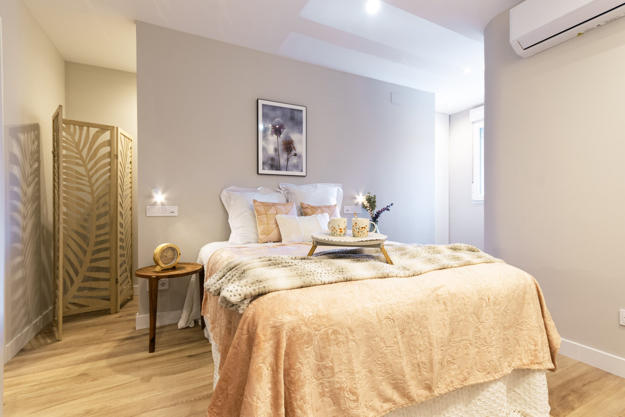 Cama doble con mesitas de noche y cabezal – Bild 5