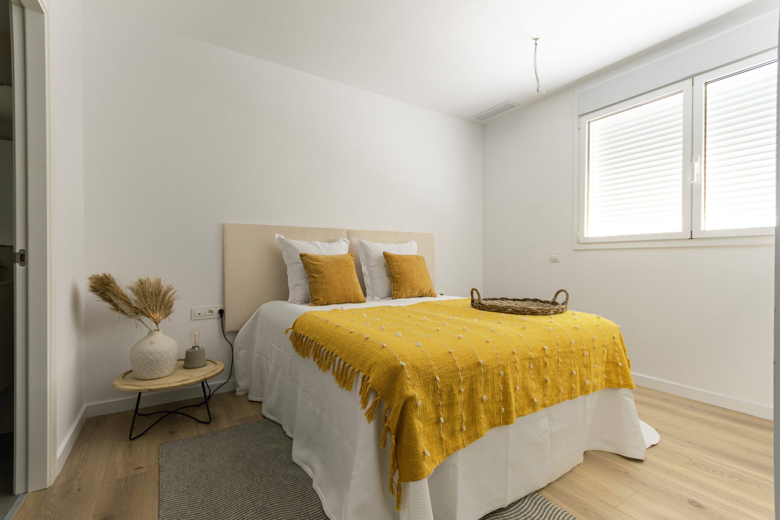 Cama doble con mesitas de noche y cabezal – Bild 6